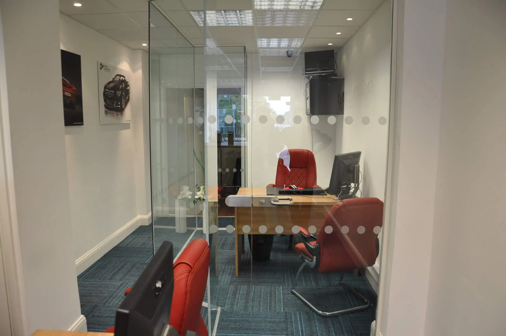 Easy Way offices executive space with glass partitions with dots