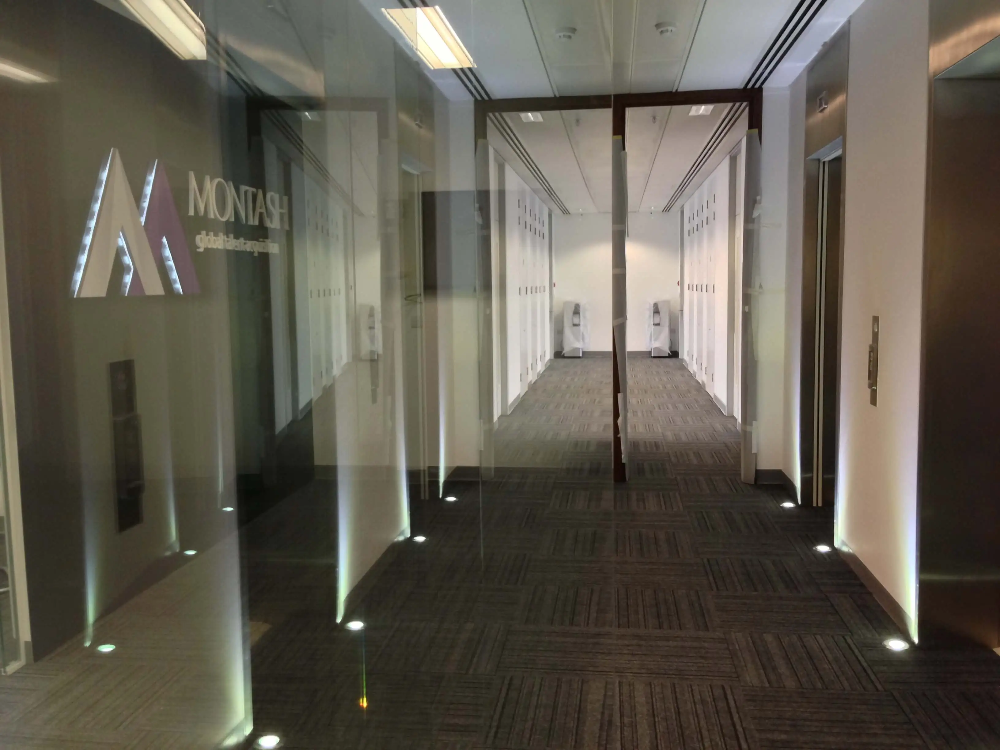 Frameless partitioning in office entry area