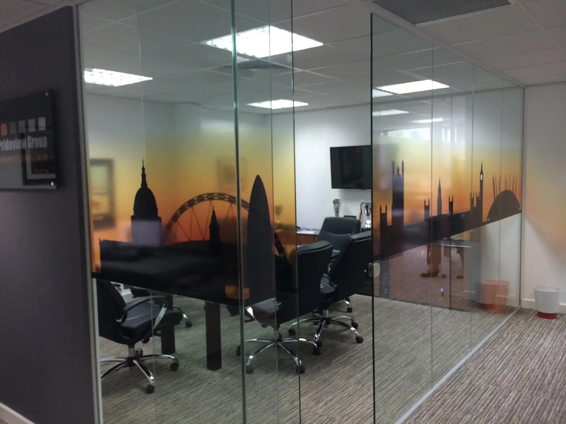 Meeting space with single glazed glass partitions inside of the office