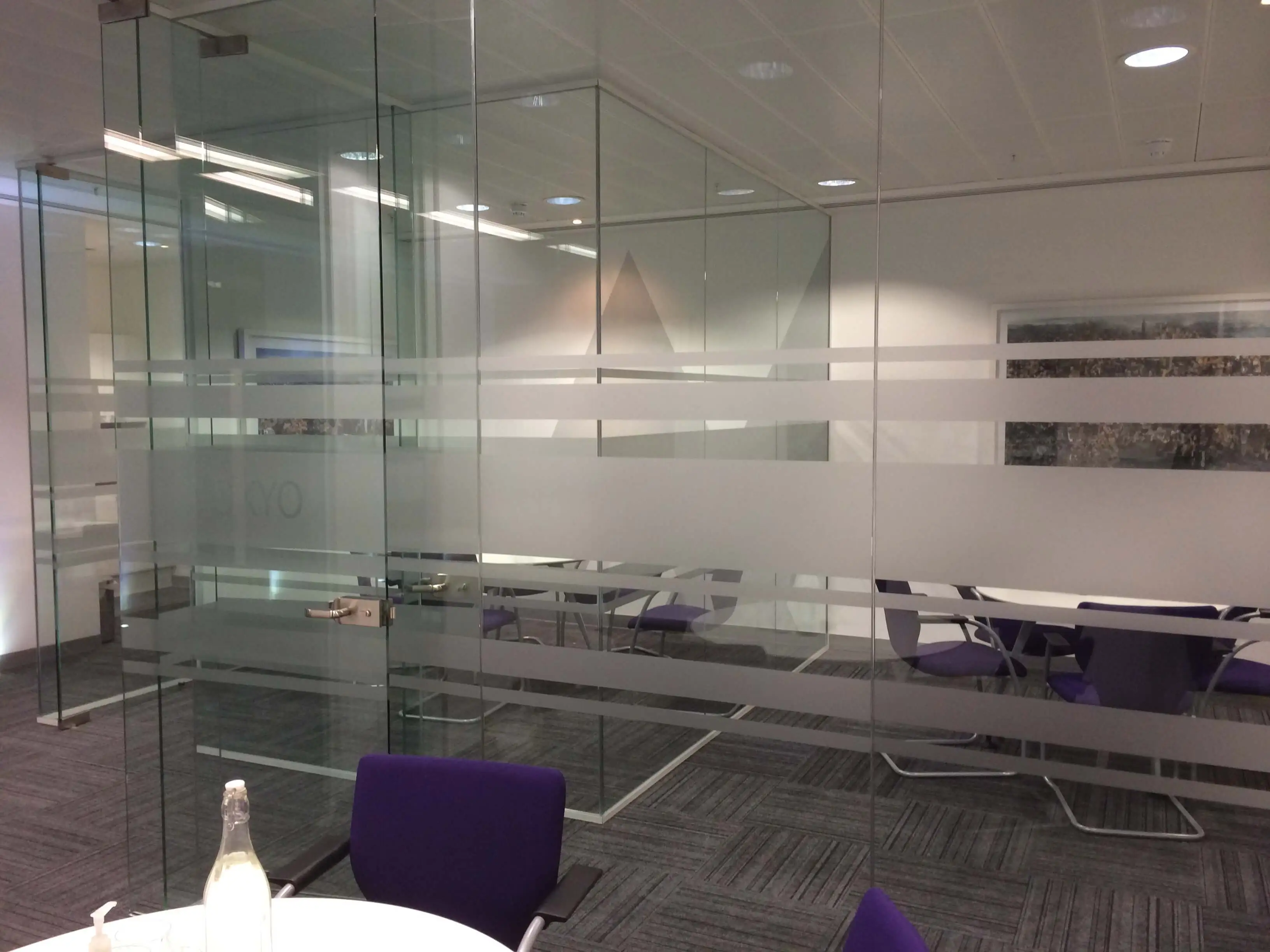 Meeting spaces with several frameless glass partitions