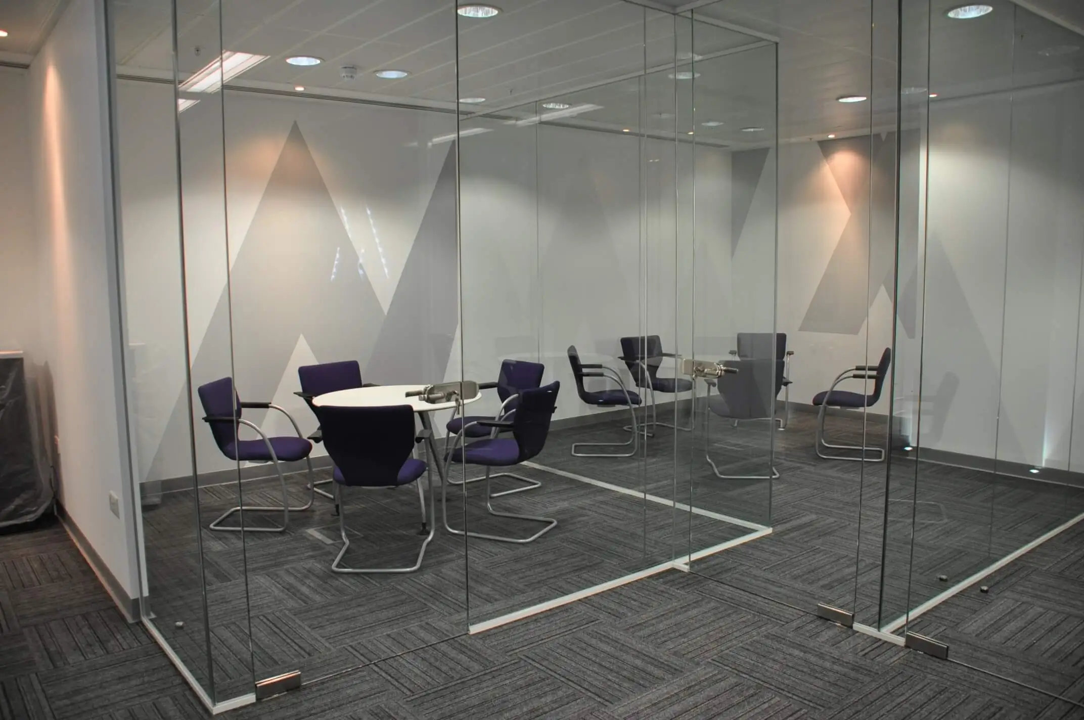 Small meetings spaces with frameless glass partitions
