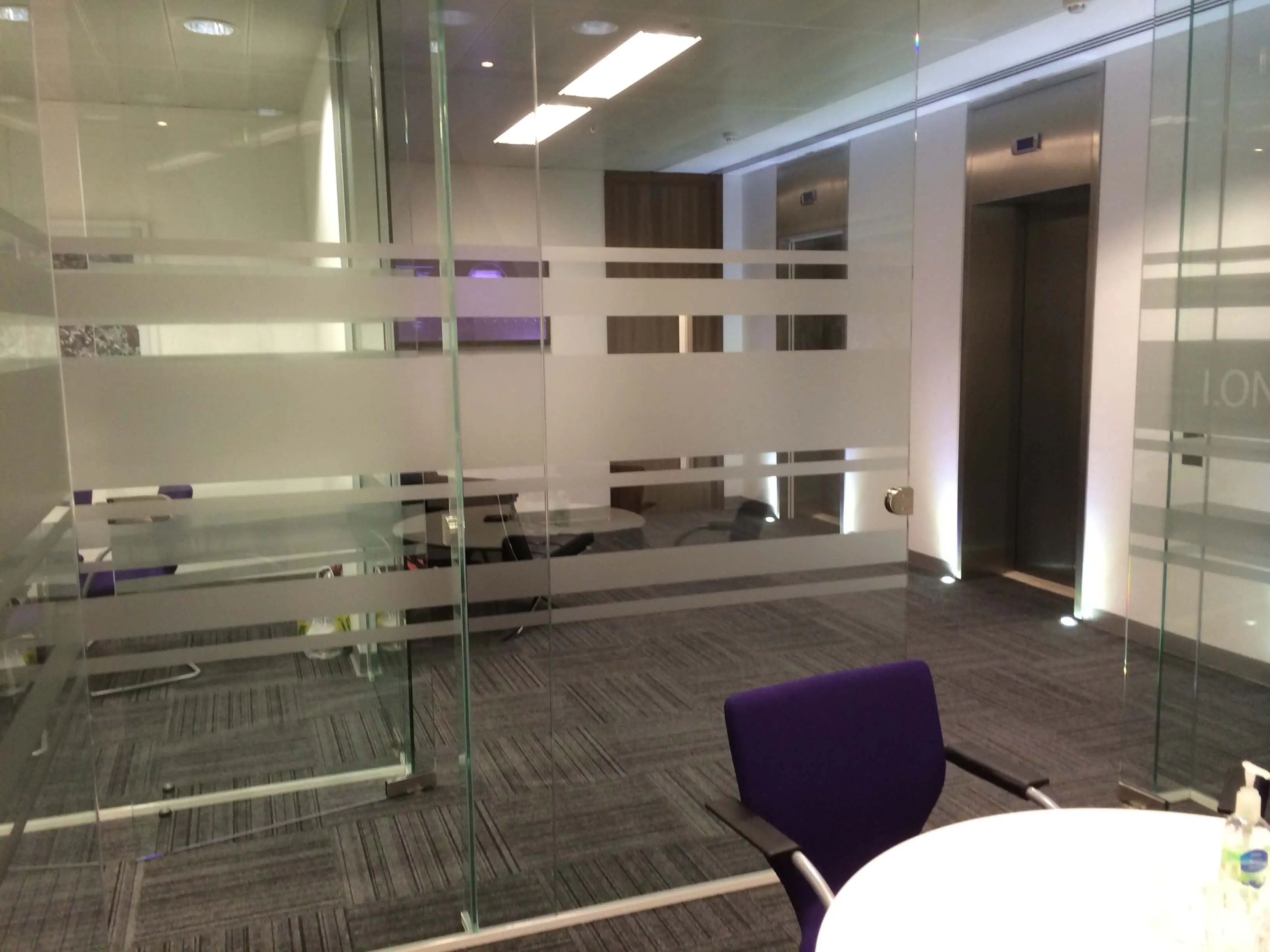 Waiting areas and meeting rooms spaces with glass partitions
