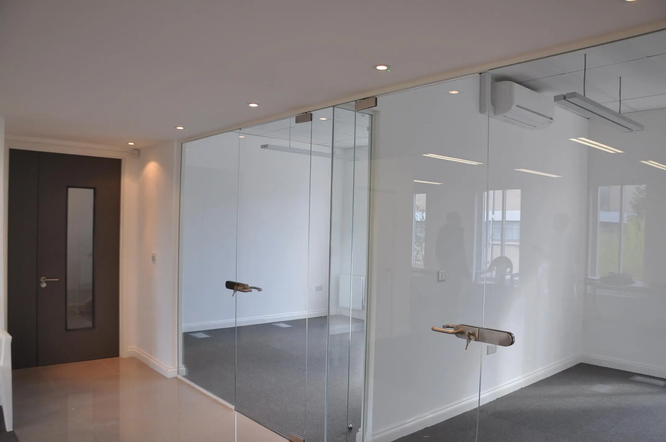 WorldSim Office space with single glazed frameless glass partitions