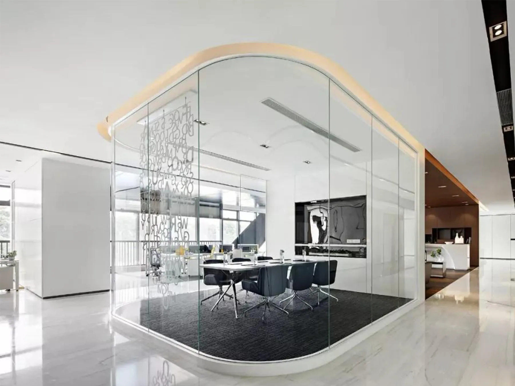 Meeting space with curved glass partitions